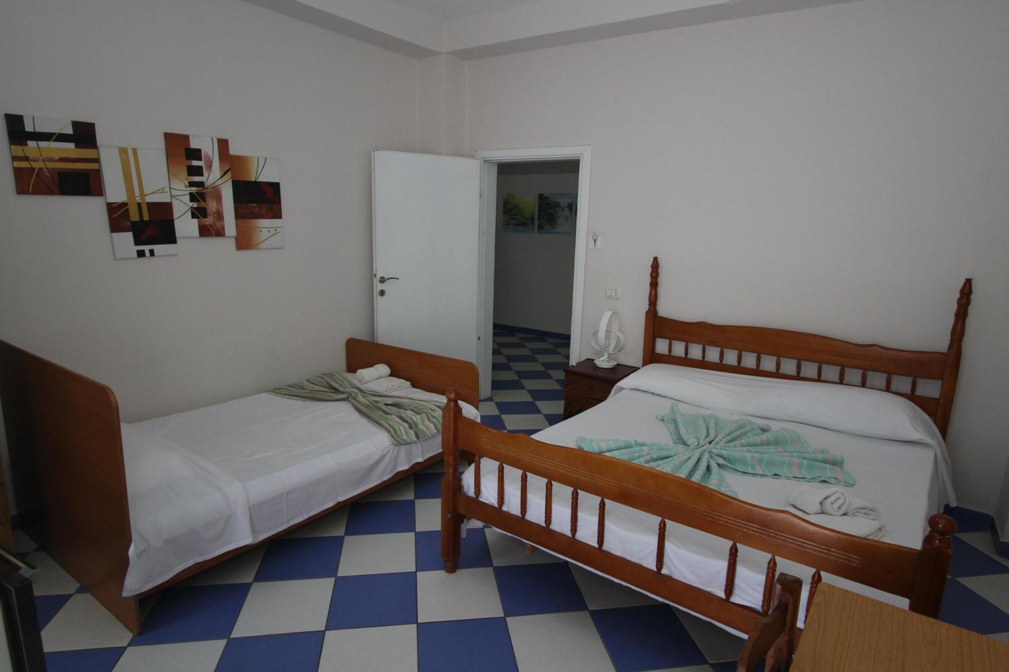 Kompleksi Eli Guest House Durrës Esterno foto